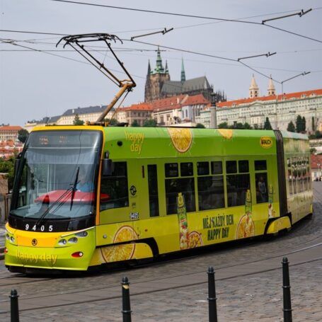 Rauch převlékl tramvaj do svých barev