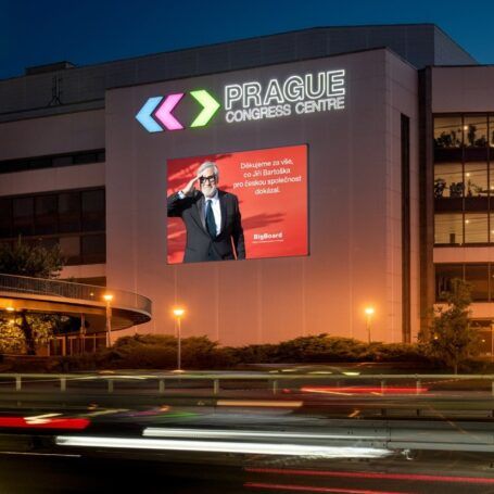 Stovky digitálních ploch v Česku děkují Jiřímu Bartoškovi