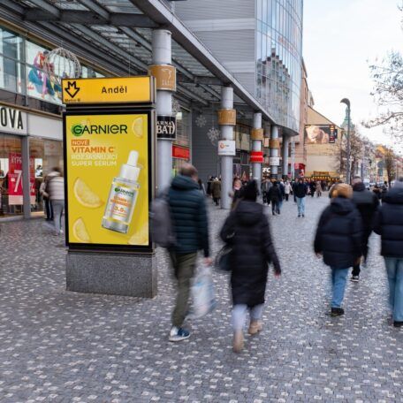 v ulicích a pěších zónách