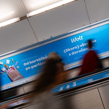 Tisíce cestujících