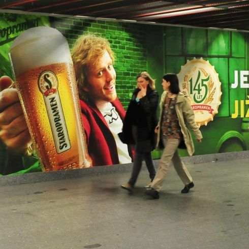 Polep podchodů na nádraží