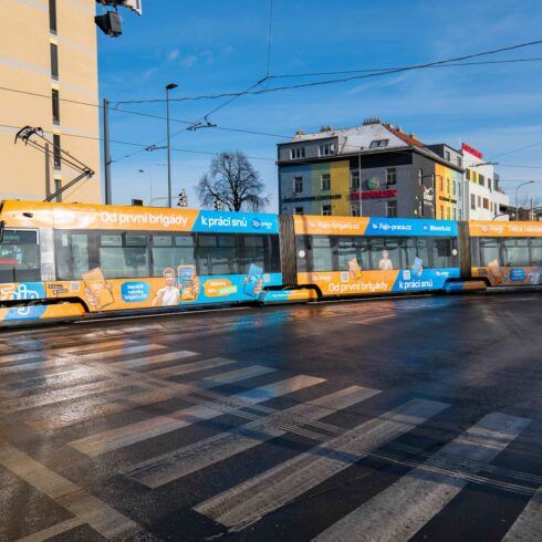 Fajn Brigády & jízda centrem polepenou tramvají