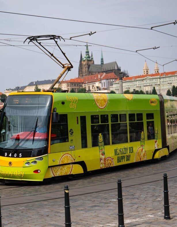 Rauch převlékl tramvaj do svých barev