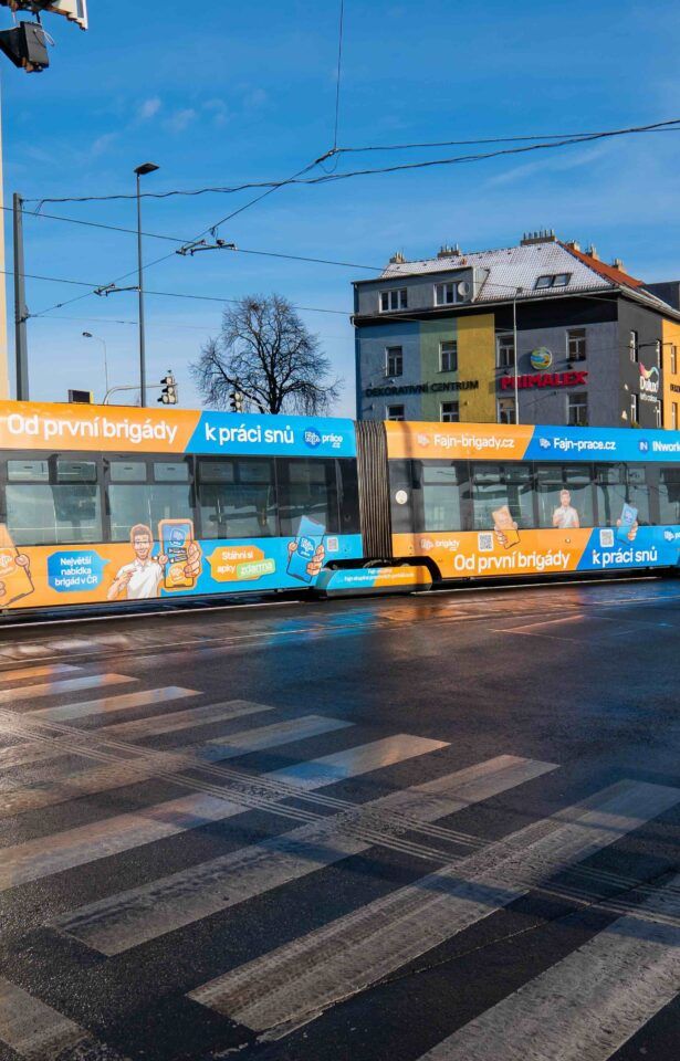 Fajn Brigády & jízda centrem polepenou tramvají