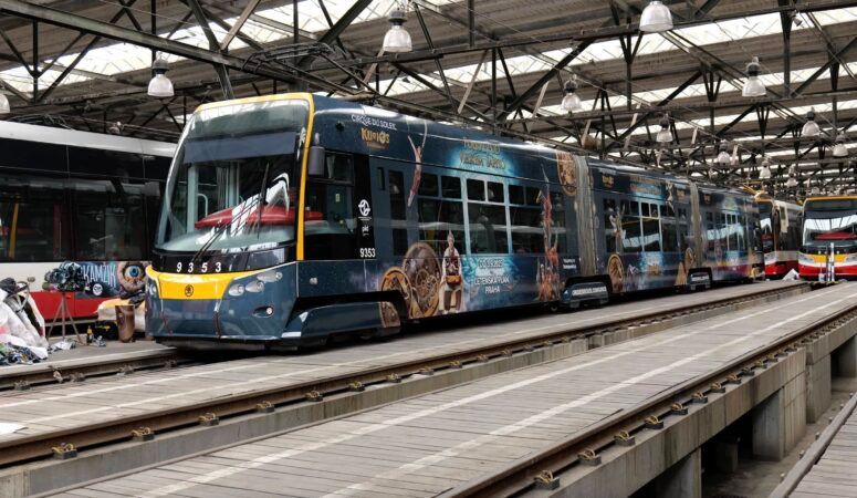 Tramvaj 15T v celopolepu Cirque du Soleil